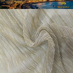 舞臺魅力與禮服華彩 全滌針織幻燈絲壓皺亮絲網布的時尚之旅